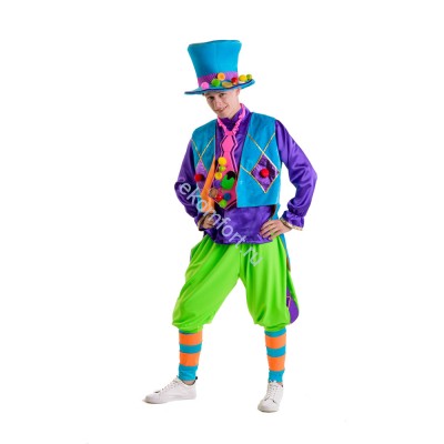 Карнавальный костюм «Конфетный парень»  В комплект входят: шляпа, галстук, рубашка, жилет, бриджи и гетры
Материалы: креп-сатин, трикотаж, голограмма, бифлекс, велюр
Размер: 48-50
Артикул: msk-604