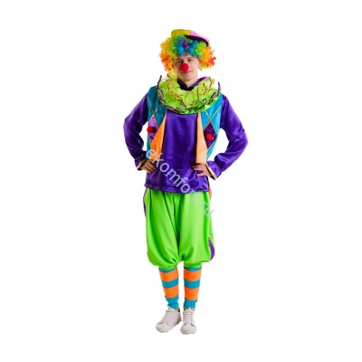 Карнавальный костюм «Клоун» взрослый  В комплект входят: парик с кепкой, рубашка, жабо, жилет, бриджи и гетры
Материалы: креп-сатин, голограмма, трикотаж, бифлекс, велюр
Размер: 48-50
Артикул: msk-605