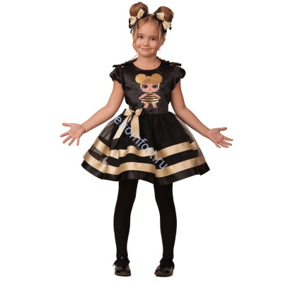 Карнавальный костюм &quot;Кукла золотая пчелка&quot; В комплект входят: ​черное платье с обьёмной юбочкой и золотистыми полосами на ней, элегантный поясок с бантиком, рукава-фонарики, на груди принт в виде куклы.
Материал: сатин
Размеры: 26, 28, 30, 32
Артикул: 1952